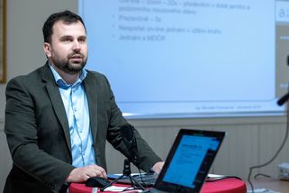 Šéf Asociace autoškol: O cenách, čekacích lhůtách, řidičáku na zkoušku i nových otázkách - Garáž.cz